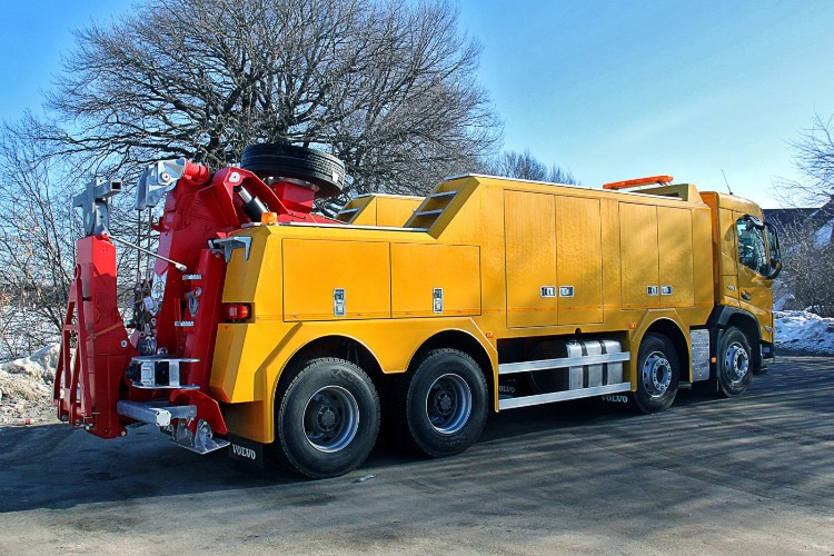 Как выбрать надёжную службу грузовой эвакуации для фуры или автобуса