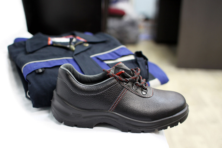 Ключевые требования и советы по выбору рабочей обуви для безопасности и комфорта